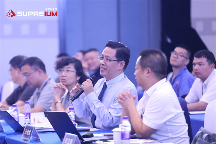 9位行業(yè)資深專家蒞臨決賽現(xiàn)場(chǎng),聆聽12組優(yōu)秀的設(shè)計(jì)團(tuán)隊(duì)的作品講解和答辯